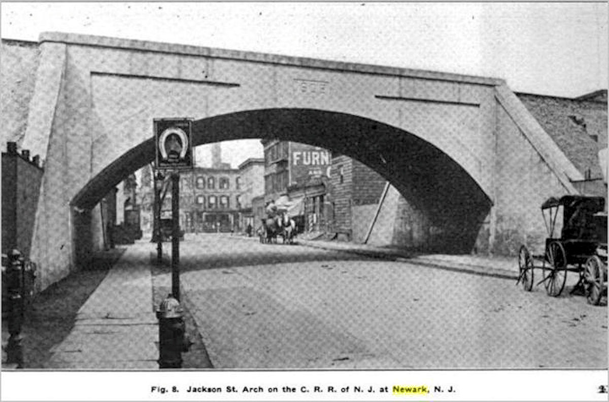 Railroad Overpass
Image from Gonzalo Alberto
