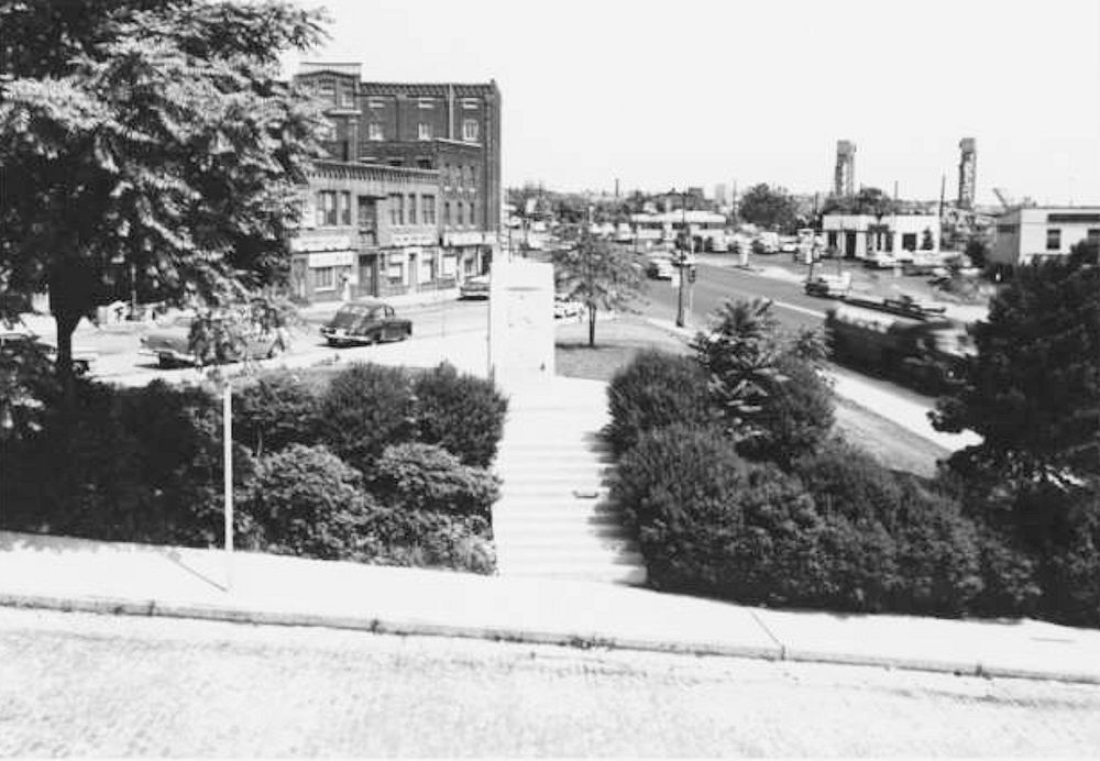 Saybrook Place & Landing Place Park
Copyright photo from the Samuel Berg Collection at the Newark Public Library.  To view the collection please visit their 
[url=https://cdm17229.contentdm.oclc.org/digital/collection/p17229coll6]web site[/url]. 

