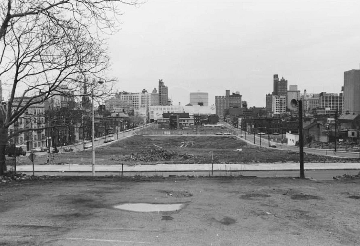New Street east of High Street (right side)
Copyright photo from the Samuel Berg Collection at the Newark Public Library.  To view the collection please visit their 
[url=https://cdm17229.contentdm.oclc.org/digital/collection/p17229coll6]web site[/url]. 
