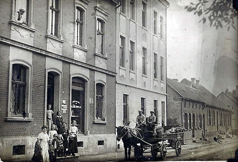 352 Fifteenth Avenue
The Krahling Family outside 342 15th Avenue

Photo from Paul Husosky
