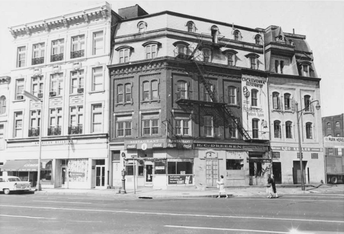 441 Broad Street & Lackawanna Plaza
Copyright photo from the Samuel Berg Collection at the Newark Public Library.  To view the collection please visit their 
[url=https://cdm17229.contentdm.oclc.org/digital/collection/p17229coll6]web site[/url]. 
