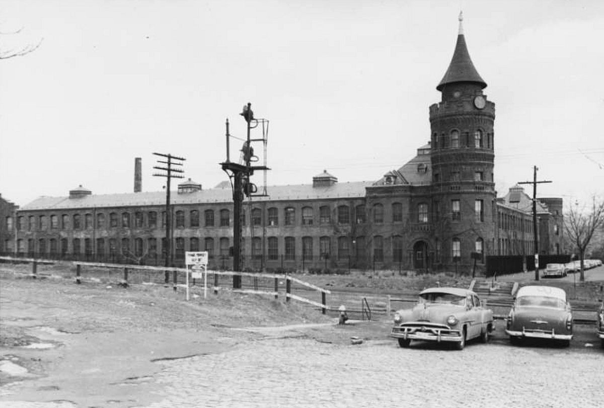Highland Avenue & RR tracks
Copyright photo from the Samuel Berg Collection at the Newark Public Library.  To view the collection please visit their 
[url=https://cdm17229.contentdm.oclc.org/digital/collection/p17229coll6]web site[/url]. 
