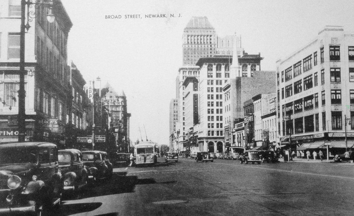 Broad & Lafayette Streets North
Postcard
